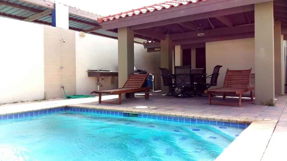 Dorado Eagle Beach Hotel オラニエスタッド エクステリア 写真